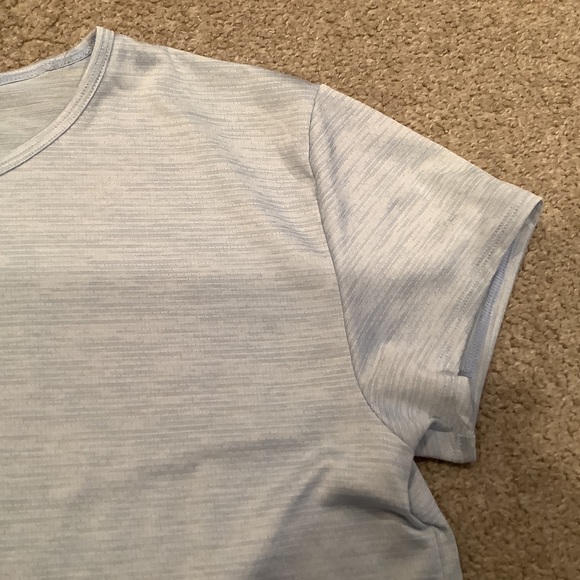 Women’s Light Blue Under Armour Top Loose Open Back Size M EUC - Picture 7 of 8